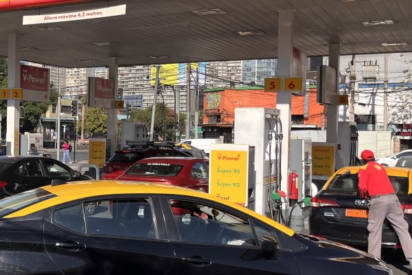 <p>Más turnos de trabajadores y aumento en los pedidos a distribuidores de combustible: cómo se vive en las bencineras la mayor demanda de los automovilistas</p>