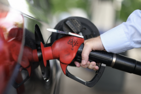 No solo Chile: Colombia, Ecuador y Bolivia entre los países que han decidido “sincerar” el precio de los combustibles