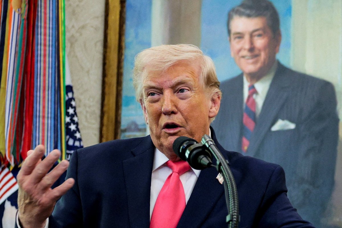 <p>Trump reitera progresos en conversaciones para terminar la guerra e Irán habilita el estrecho de Ormuz para "buques no hostiles"</p>