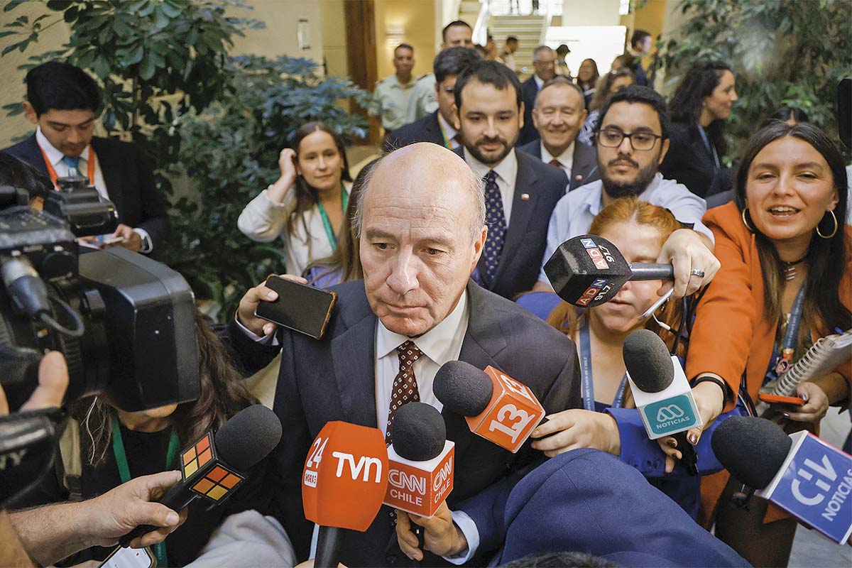 <p>El ministro de Hacienda, Jorge Quiroz, tuvo una jornada marcada por tensiones en la comisión de Hacienda. Foto: Aton.</p>