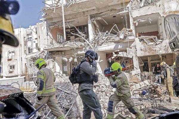 <p>Este martes, equipos de emergencia trabajaban tras el ataque de misiles de Irán en Tel Aviv, Israel.</p>