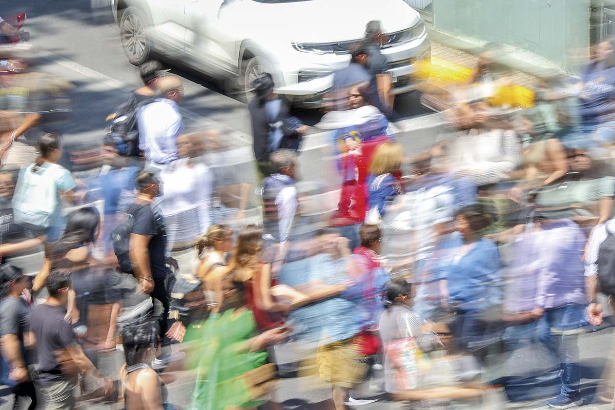 <p>Instituto emisor revisa al alza el crecimiento de largo plazo de la economía chilena debido al factor demográfico y el menor peso de la minería</p>