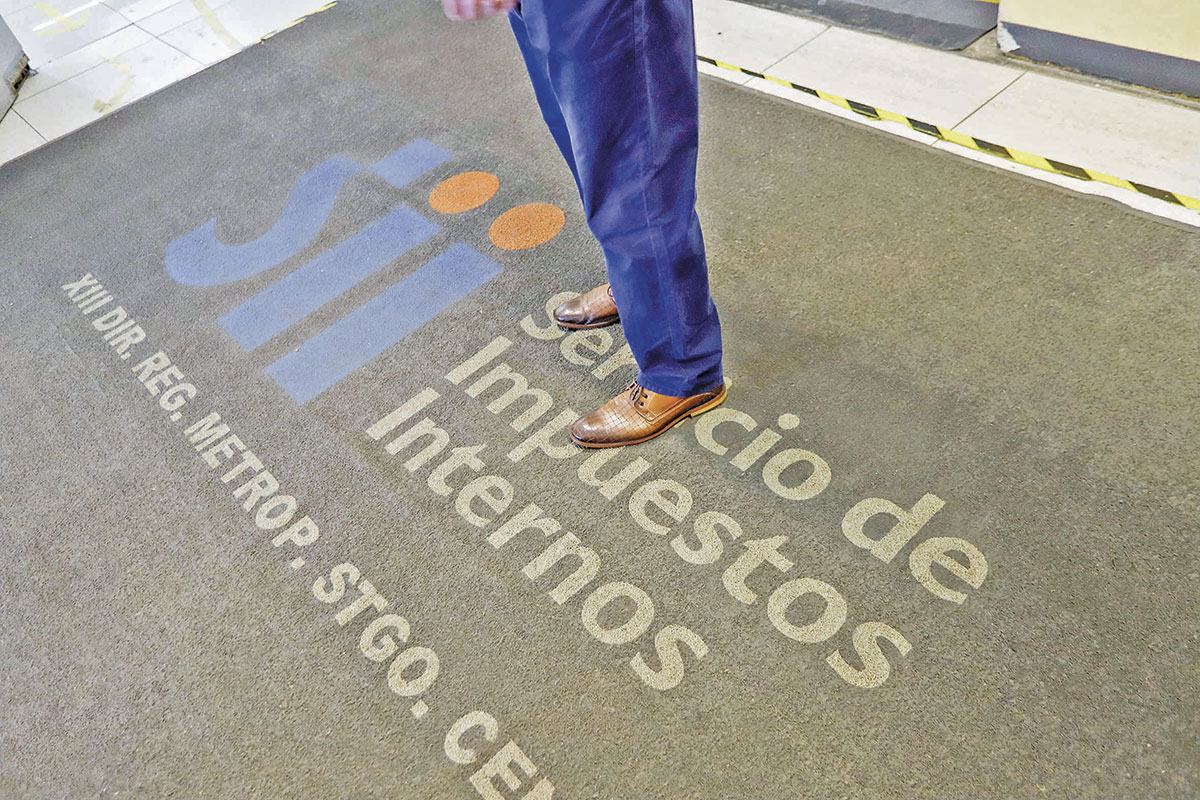 <p>"Apoyar a quienes necesiten ayuda para cumplir y actuar con firmeza frente a la evasión, la elusión y la ilegalidad": las primeras definiciones del nuevo director del SII</p>