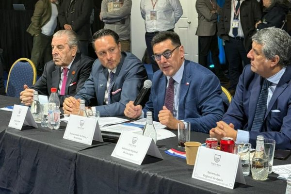 <p>El subsecretario de Pesca, Osvaldo Urrutia, hablando en Aquasur 2026, a un costado del exPresidente, Eduardo Frei, y el alcalde de Puerto Montt, Rodrigo Wainraihgt. Fuente: Subpesca.</p>