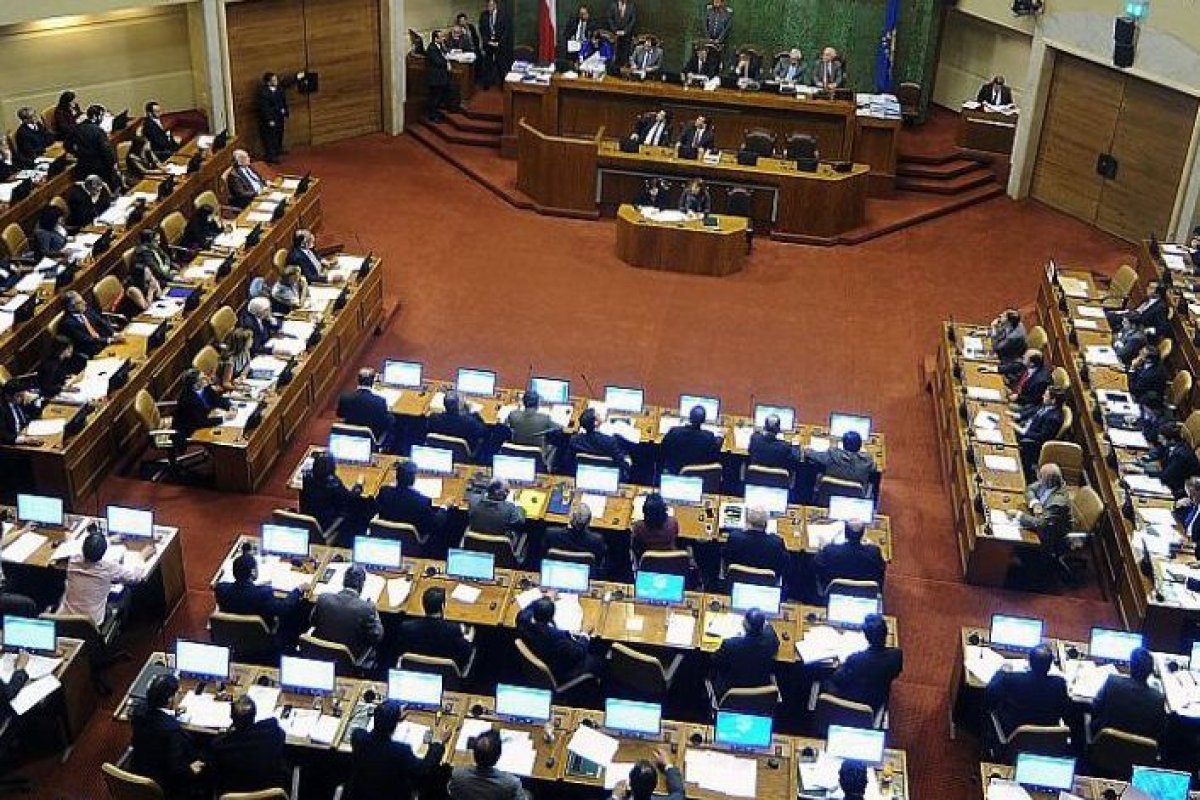 <p>Oposición y Contraloría exigen explicaciones a Sedini y Valenzuela asume responsabilidad por polémica minuta que habló de un Chile “en quiebra”</p>