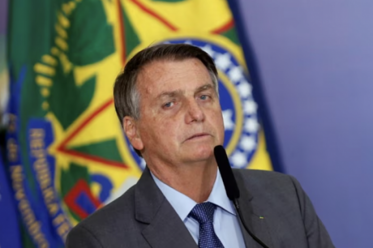 <p>Tribunal brasileño impone a exPresidente Bolsonaro arresto domiciliario por motivos de salud.</p>