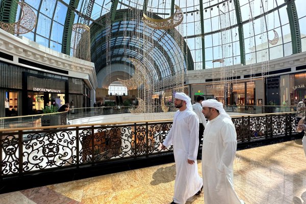 <p>Gente haciendo compras en el centro comercial Mall of the Emirates en Dubái. Foto: Reuters</p>