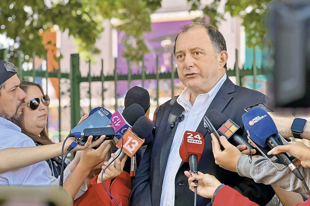 <p>Ministro de Vivienda y Urbanismo, Iván Poduje.</p>