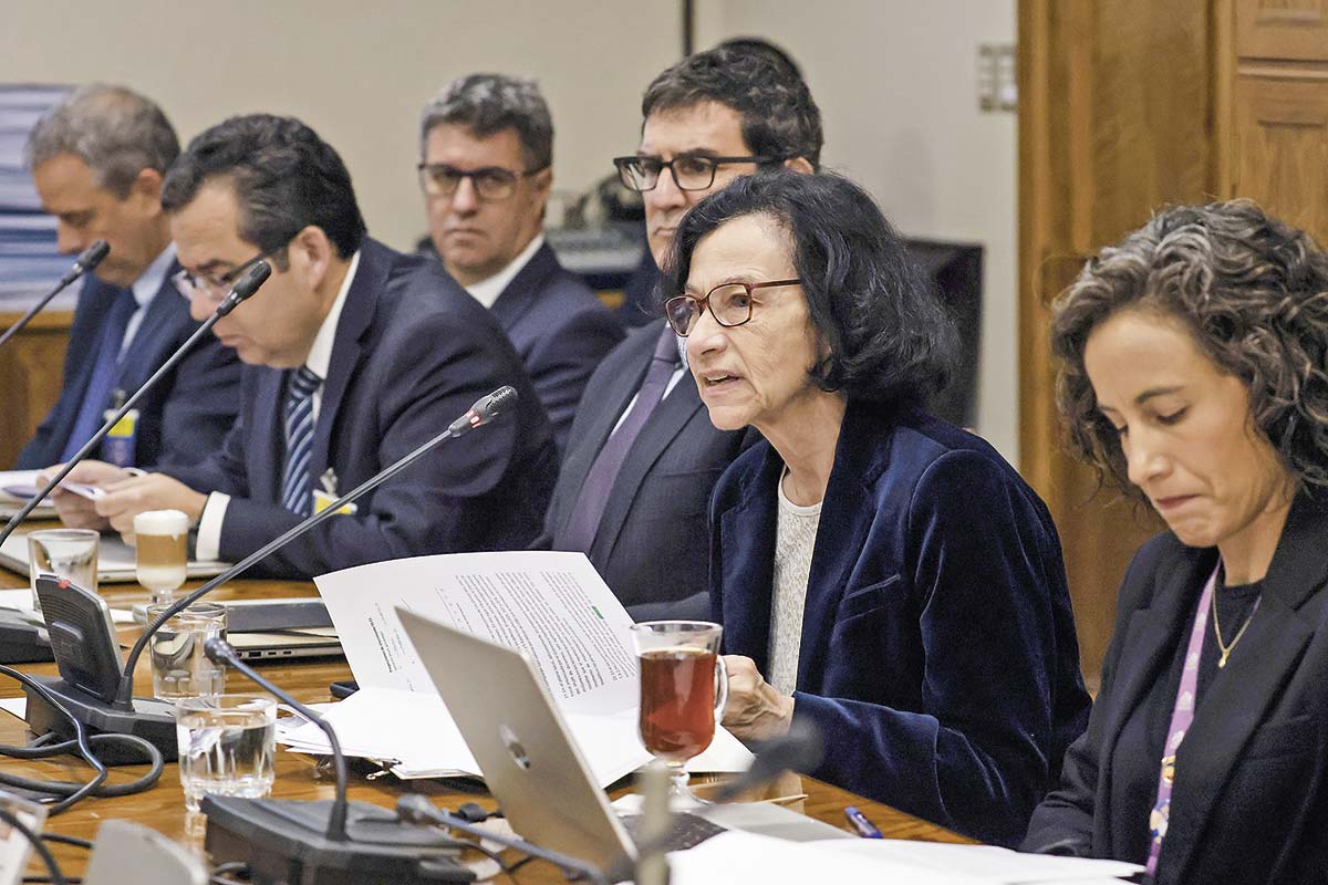 <p>La presidenta del Banco Central, Rosanna Costa, llegó al Senado junto a los consejeros. Foto: Aton.</p>