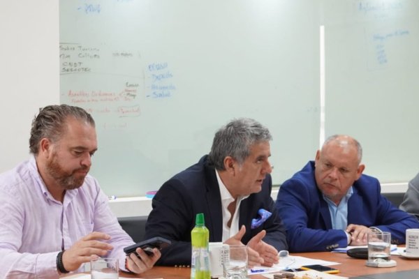 <p>Gobernadores piden al ministro de Transportes un subsidio para evitar alzas de pasajes en regiones</p>