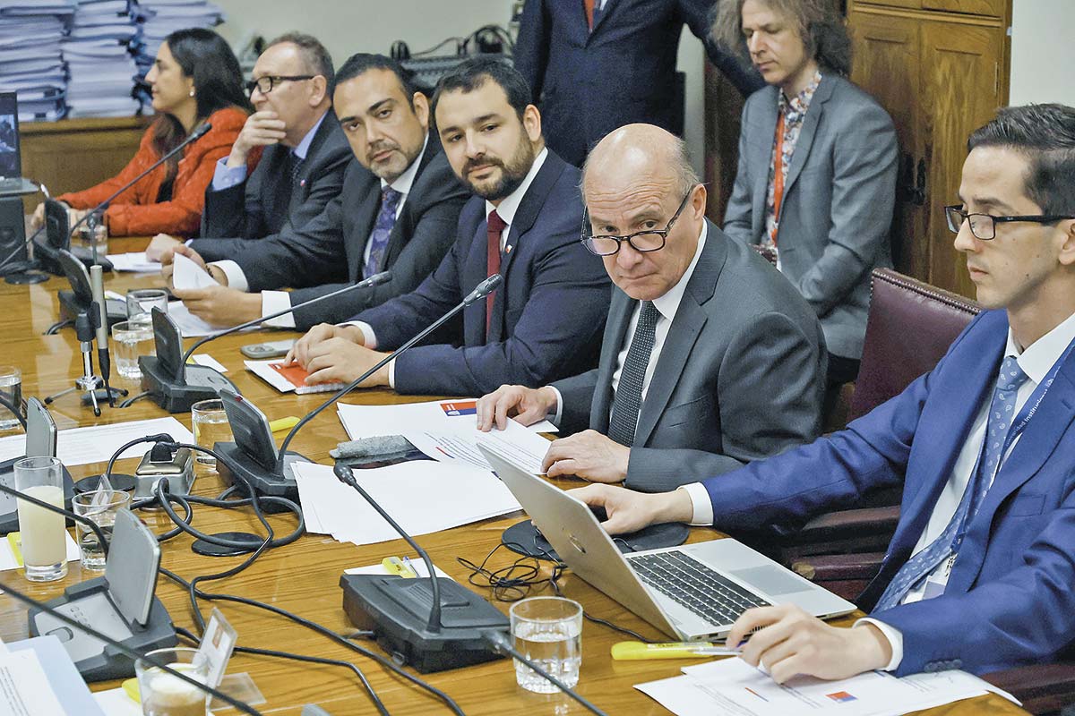 <p>El ministro de Hacienda, Jorge Quiroz, expuso la iniciativa ante el Senado. Crédito: Aton.</p>