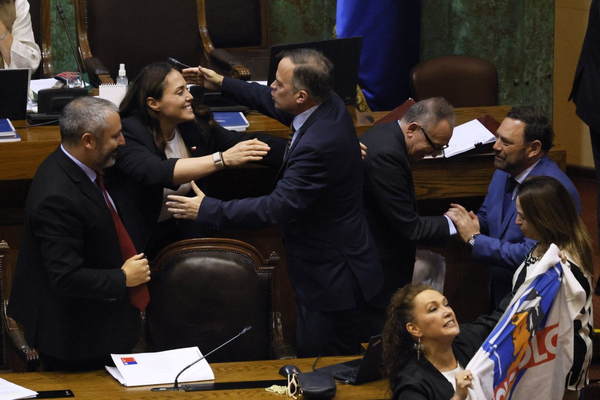 <p>La ministra del Deporte, Natalia Duco, saluda al senador Matías Walker, impulsor del proyecto. (Foto: Aton Chile)</p>