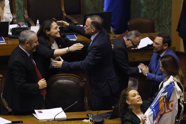 <p>La ministra del Deporte, Natalia Ducó, saluda al senador Matías Walker, impulsor del proyecto. (Foto: Aton Chile)</p>