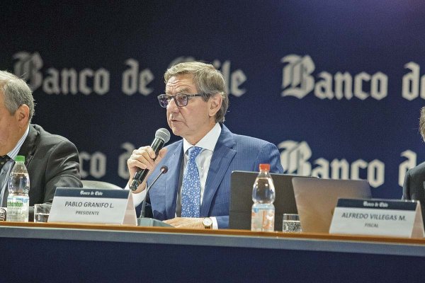 <p>El gerente general de Banco de Chile, Eduardo Ebensperger; el presidente de la entidad, Pablo Granifo, y el  fiscal Alfredo Villegas. Foto: Jonathan Duran</p>