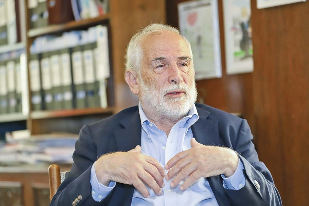 Carlos Montes responde a ministro Poduje: “Hay poco margen, pero 179 mil viviendas en marcha son una buena noticia”