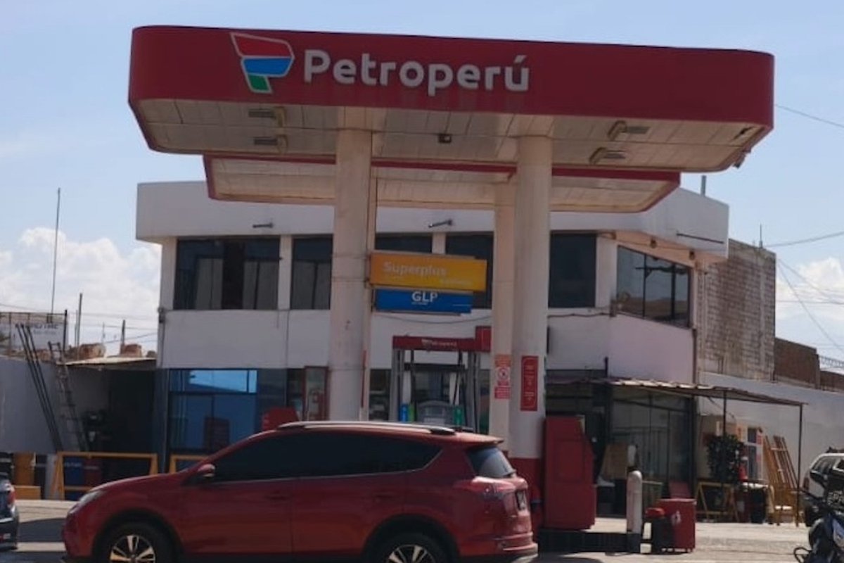 <p>Sin escapatoria: taxistas de Arica no encuentran alivio al otro lado de la frontera, con los precios del combustible aún más altos en Tacna</p>