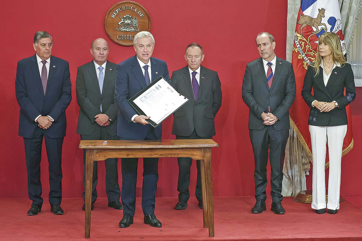 <p>El mandatario promulgó las ayudas ante al alza de los combustibles. Foto: Aton.</p>