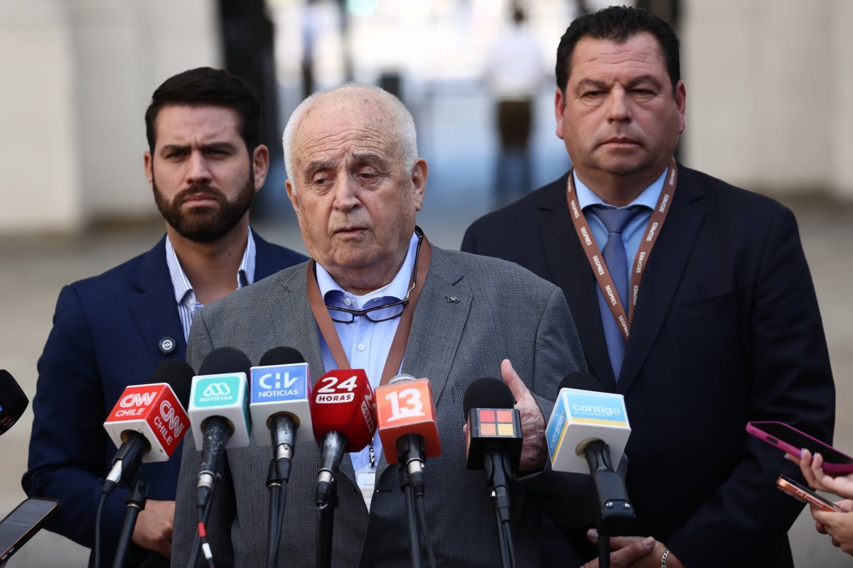 <p>El presidente de la Confederación Nacional de Dueños de Camiones de Chile (CNDC), Juan Araya, ofreció punto de prensa en La Moneda..</p>