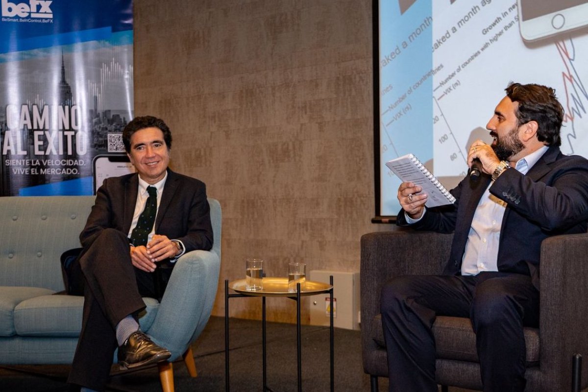 <p>El exministro de Hacienda escucha las preguntas del director general de MundoBeFx, Rodrigo Castillo, en el seminario BeFxTrading Sessions II que se realizó en la tarde del jueves.</p>
