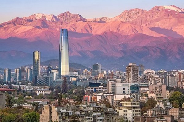 <p>Oxford Economics sube un punto la inflación de Chile para el año y advierte riesgo de prolongación de la guerra en el cobre</p>