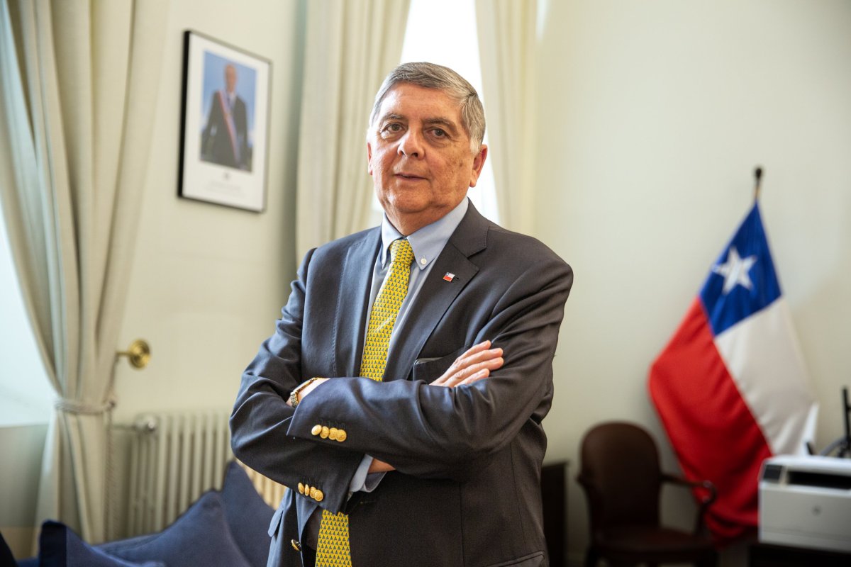 <p>Ministro Claudio Alvarado: “Enfrentamos la situación conscientes del costo político y estamos dispuestos a asumirlo”</p>