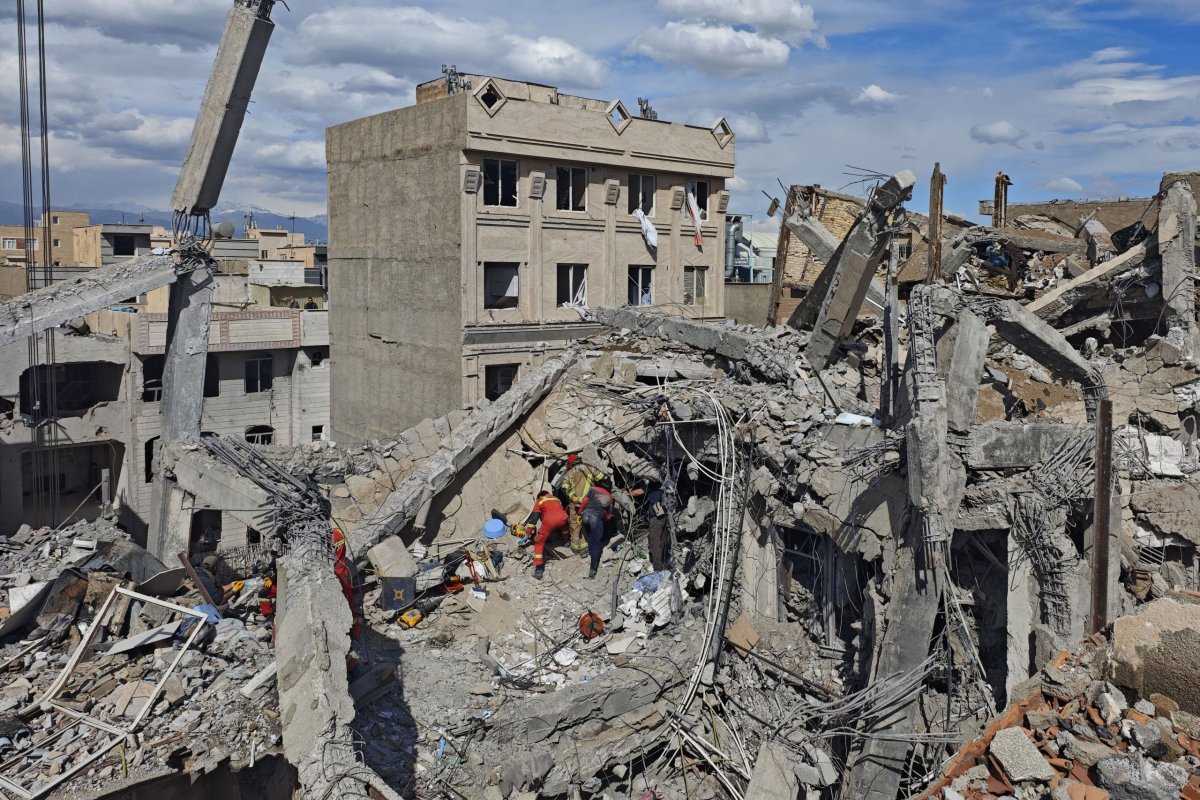 <p>Equipos de rescate tras un ataque aéreo en Teherán el 27 de marzo.</p>