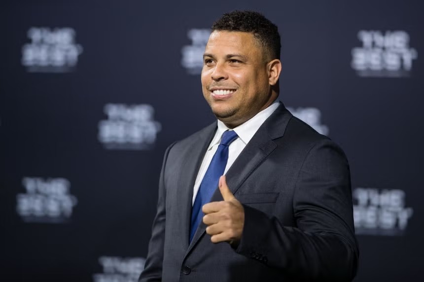 <p>Ronaldo Luis Nazario de Lima, campeón del mundo, es conocido entre los aficionados al fútbol como Ronaldo o "fenómeno Ronaldo". </p>