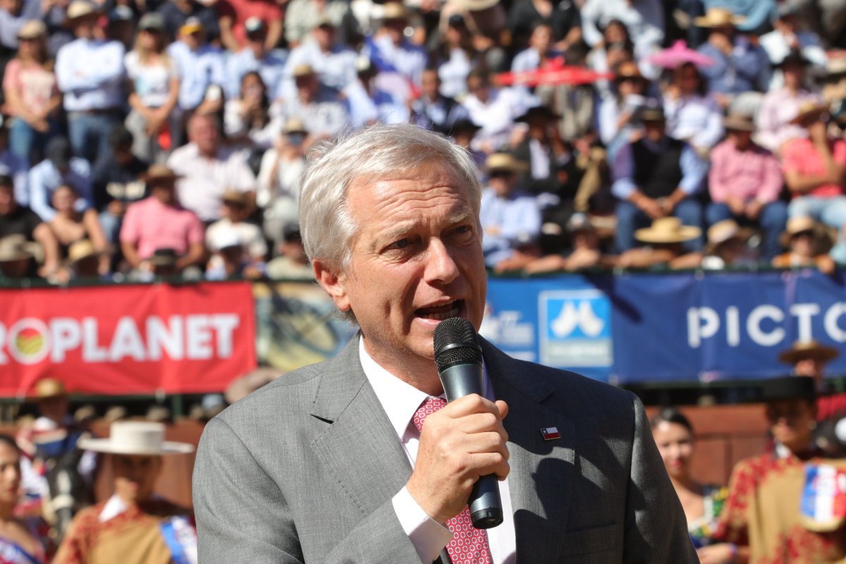 Cadem: La histórica alza de los combustibles sube la desaprobación a Kast a un 51%