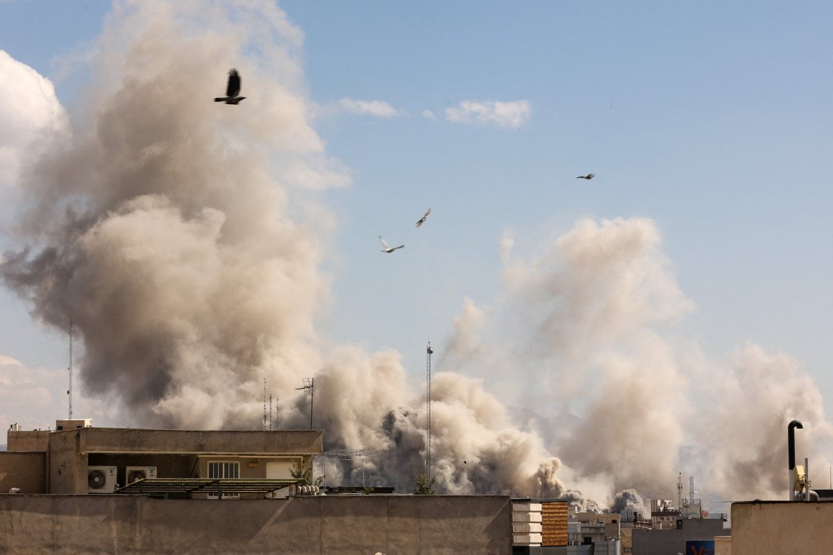 <p>Se observa humo tras una explosión en Teherán, después de que Israel y Estados Unidos lanzaran ataques contra Irán. Foto: Reuters</p>