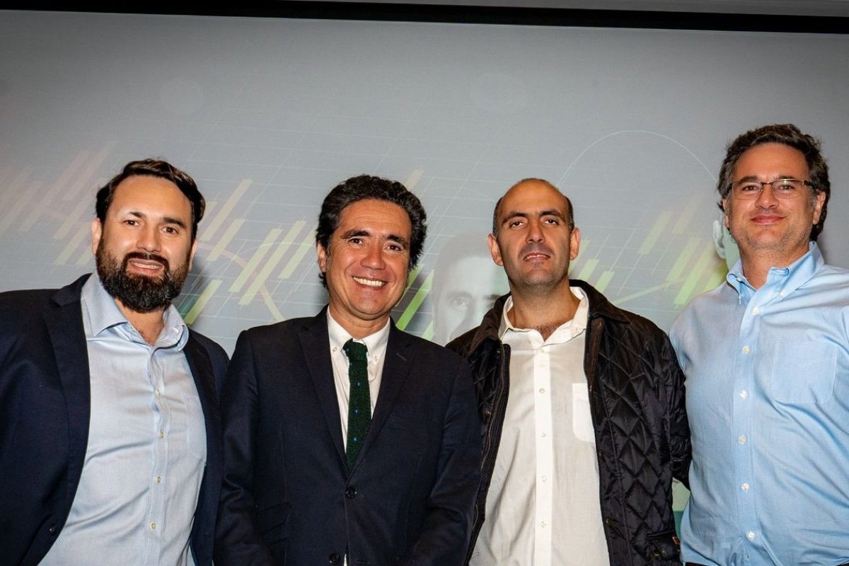 <p>El exministro Ignacio Briones junto a los socios de BeFx Rodrigo Castillo (primero a la izquierda), Emilio Pichara y Felipe Encina, durante BeFx Trading Sessions II.</p>