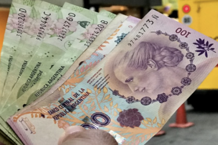 Activos de Argentina suben alentados por fallo favorable a YPF y atentos a conflicto en Medio Oriente