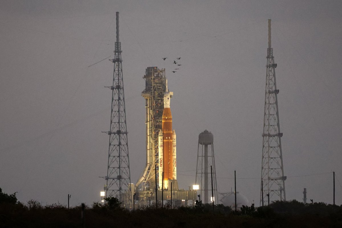 <p>Cohete del Sistema de Lanzamiento Espacial (SLS) con la cápsula tripulada Orion, en el Centro Espacial Kennedy. Foto: Reuters</p>