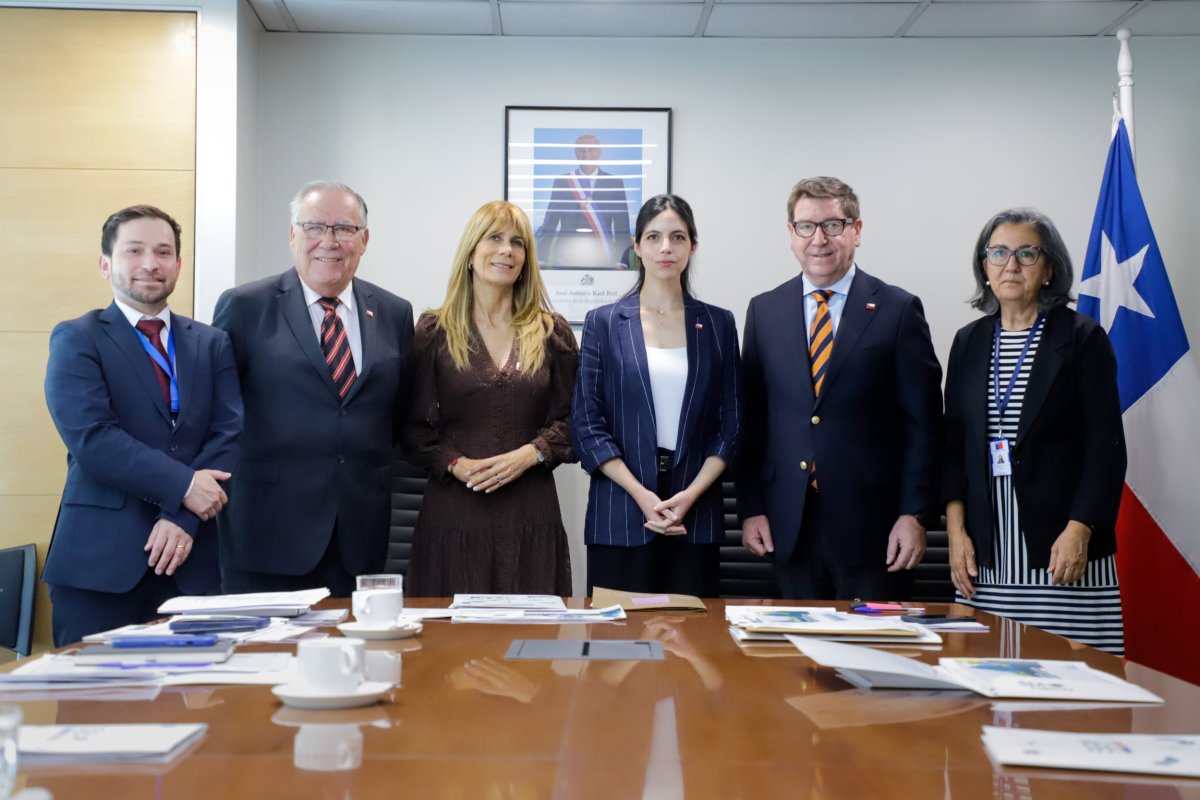 <p>De izq. a der.: Arturo Farías, director ejecutivo (s) del SEA, junto a los ministros de Agricultura, Energía, Medio Ambiente, Economía y Minería y Salud. </p>