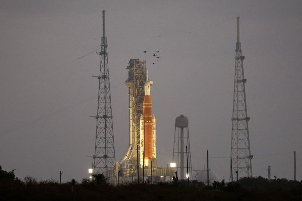 <p>Cohete del Sistema de Lanzamiento Espacial (SLS) con la cápsula tripulada Orion, en el Centro Espacial Kennedy. Foto: Reuters</p>