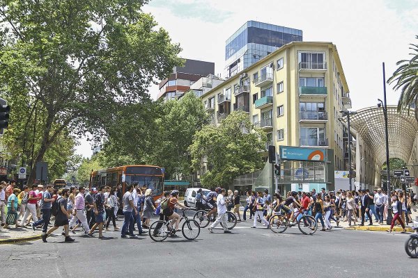 Desempleo sigue pegado sobre 8% y Rau anticipa subsidio a la contratación para enfrentar “emergencia laboral”