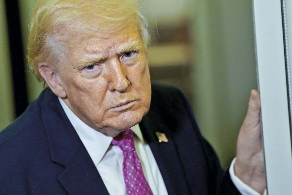 Petróleo sigue escalando ante amenaza de Trump de atacar pozos petroleros y la isla de Jark en Irán