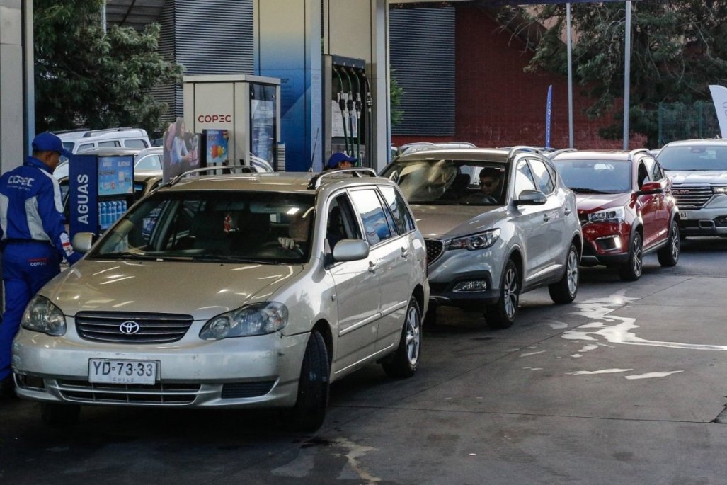 Los inversionistas chilenos se vuelcan a los bonos en UF tras el shock por el alza de los precios de las gasolinas