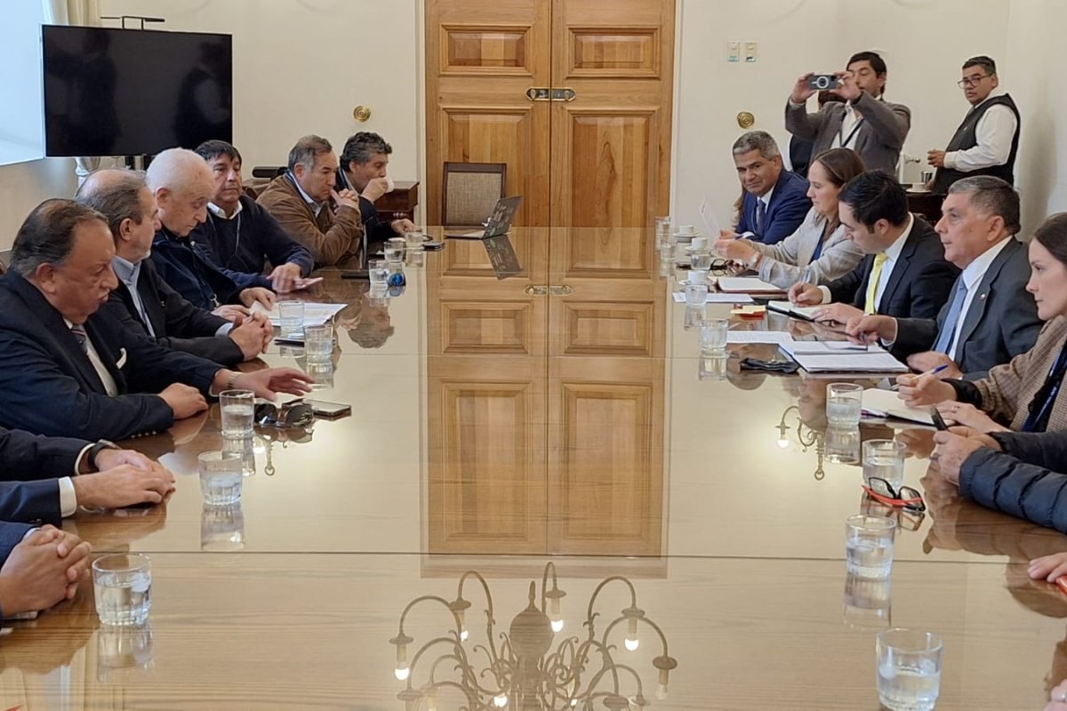 <p>Gobierno y camioneros avanzan en acuerdo en medio de alza de combustibles: descartan movilizaciones y proponen ajustes a principal indicador del costo del transporte</p>