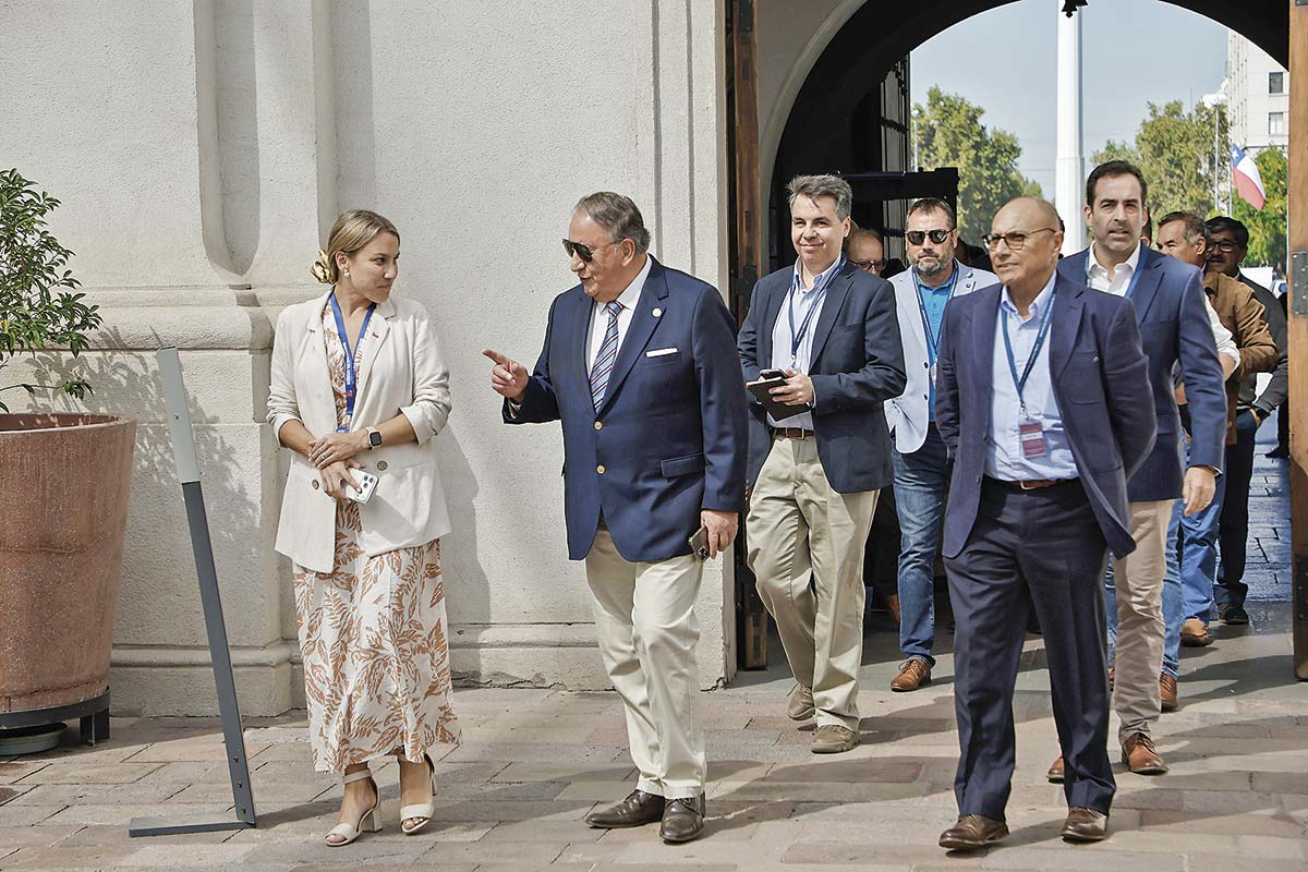 <p>Los dirigentes del rubro camionero llegaron en grupo a La Moneda. Foto: Aton.</p>