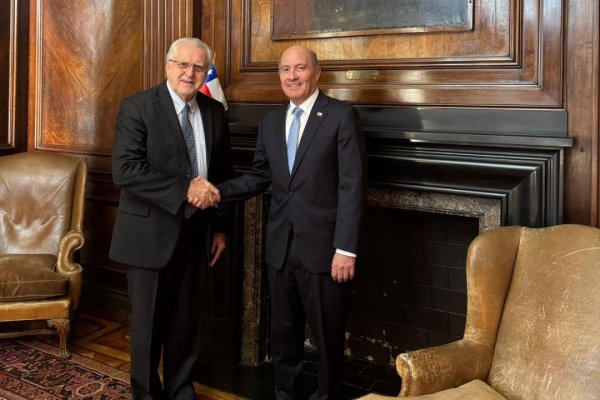 <p>¿Se superó la tensión? Pacheco se reúne con ministro Quiroz para hablar de Codelco</p>