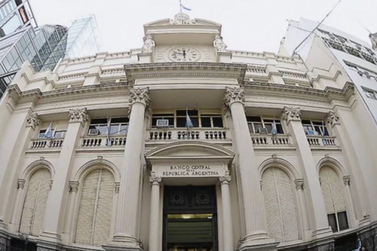 <p>Banco Central de Argentina compró US$ 4.400 millones en el primer trimestre, pero reservas cayeron por efecto fin de mes</p>