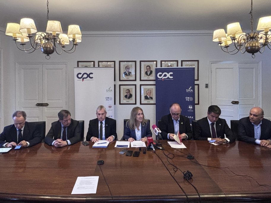 Mueven US$ 8.000 millones al año: grandes empresarios lanzan programa que busca combatir las actividades económicas ilegales