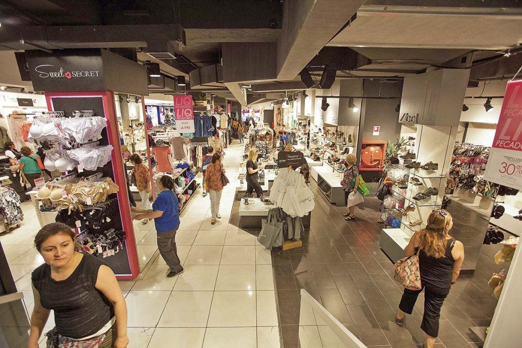 ¿Efecto guerra o el fin del verano? Consumidores locales pasan al pesimismo en el país en marzo