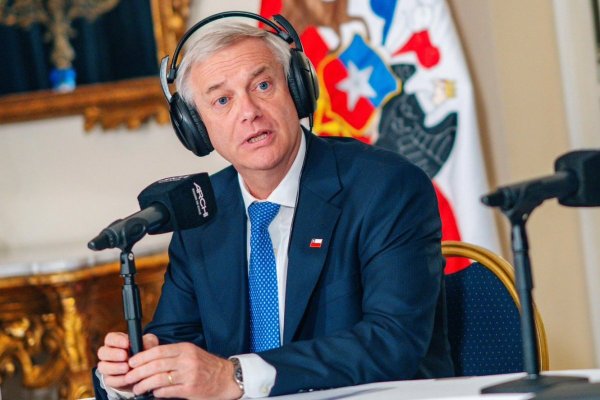 <p>Kast respondió las preguntas de los periodistas Verónica Franco, Cristina González, Iván Valenzuela y Juan Manuel Astorga. (Foto: Aton Chile)</p>