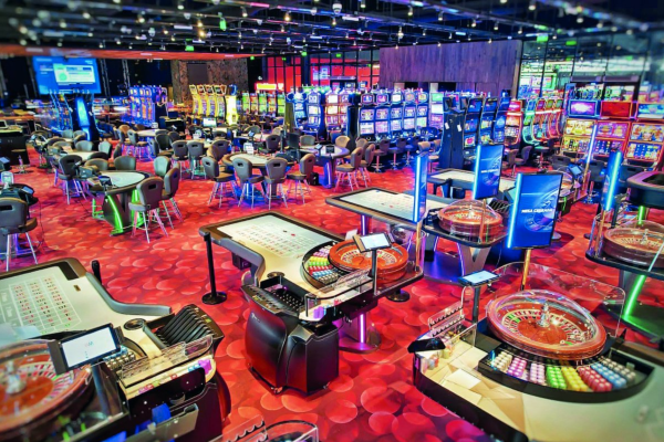 <p>Efectos contables extraordinarios llevan a Enjoy a revertir pérdidas en 2025, pese a dramática caída de ingresos</p>