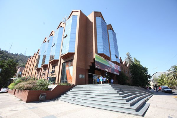 <p>Canal 13 eleva sus ingresos y logra reducir sus pérdidas en más de un 75% durante el último ejercicio anual</p>