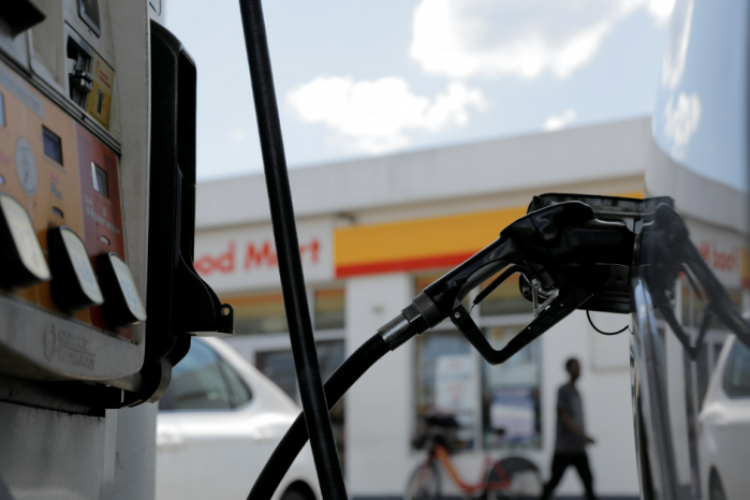 <p>Argentina pospone aumento de impuestos a combustibles para reducir impacto global de precios</p>