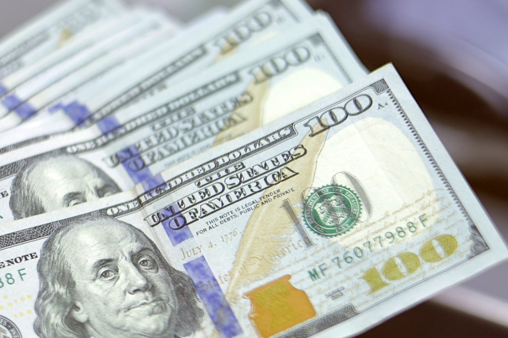 Dólar abre con fuerte caída y pierde los $ 920 luego que Trump apunta a terminar la guerra de Irán 