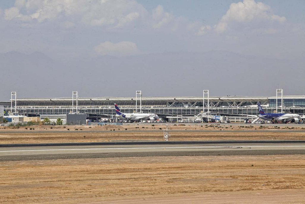 Aerolíneas alertan problemas de operación por obras en pistas del Aeropuerto de Santiago y DGAC propone uso con franja horaria
