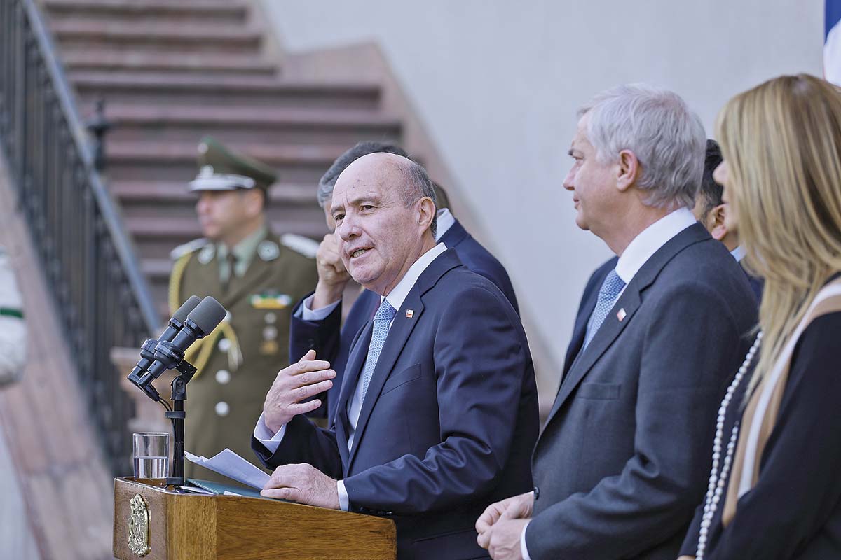 <p>Junto al Presidente, otros integrantes del gabinete y alcales, el ministro Quiroz presentó medidas paliativas. Foto: Ministerio de Hacienda</p>